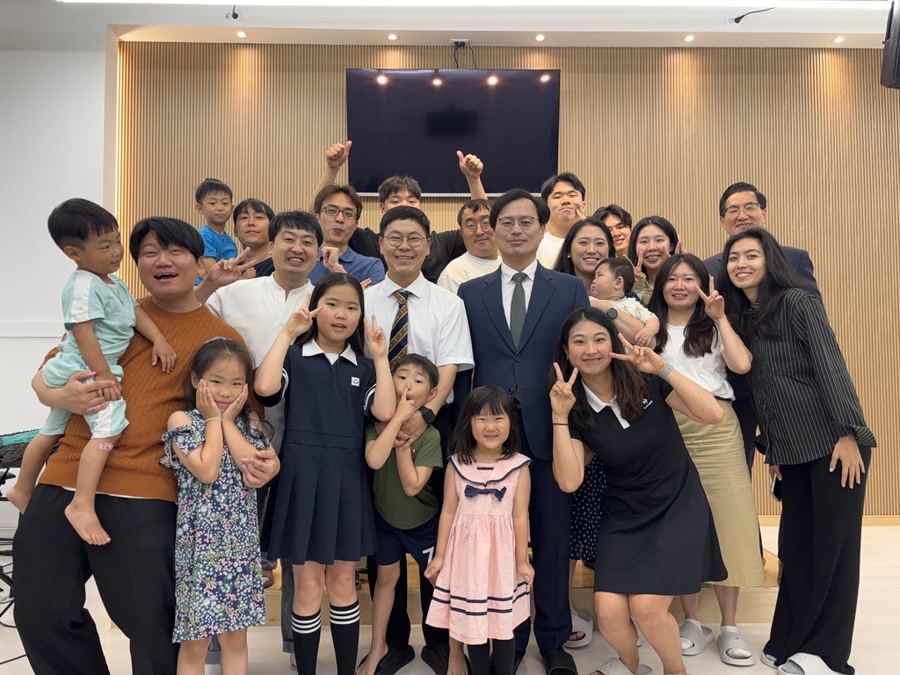 주일 예배 후 강단 앞에 모인 성도들