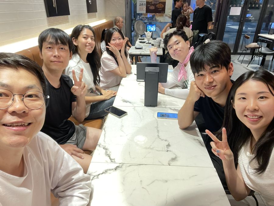 식당에서 함께한 청년들